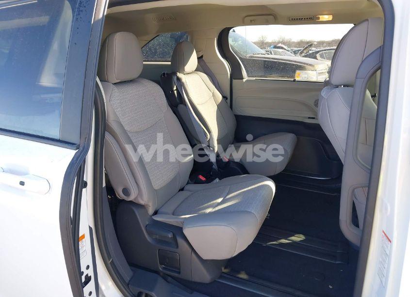 Photo 8 of 2024 Toyota Sienna LE (VIN 5TDBRKEC0RS217006)