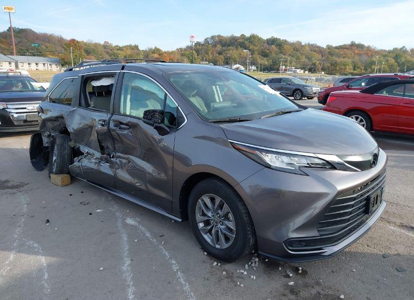 2023 Toyota Sienna LE (VIN 5TDBRKEC1PS139431) main photo