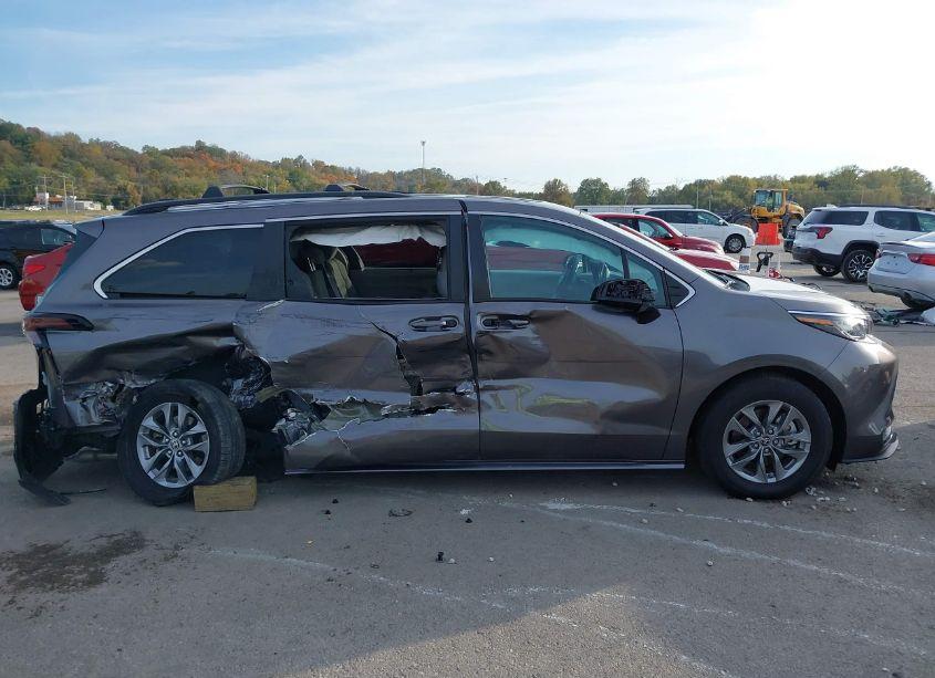 Photo 14 of 2023 Toyota Sienna LE (VIN 5TDBRKEC1PS139431)