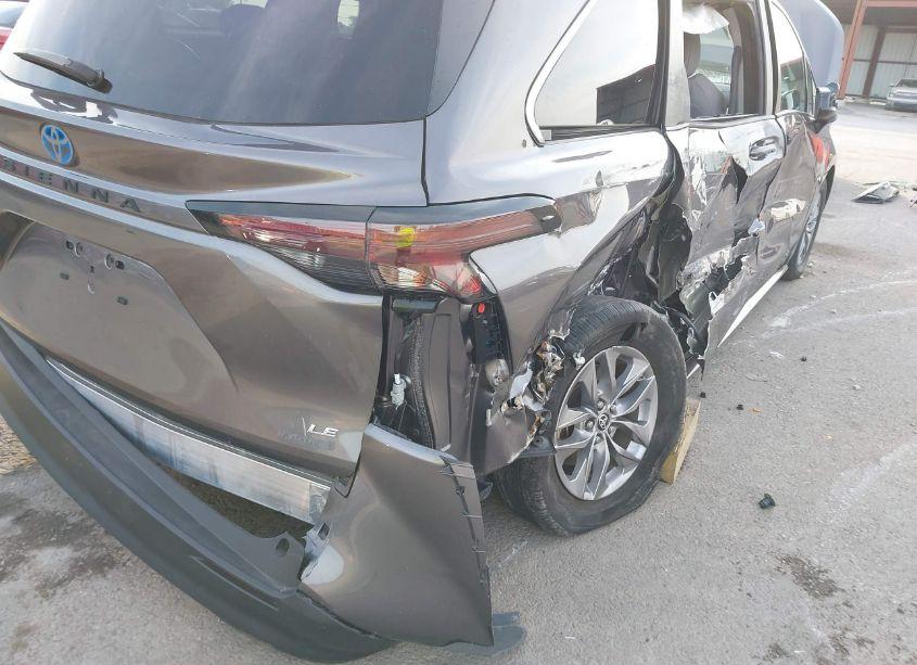 Photo 18 of 2023 Toyota Sienna LE (VIN 5TDBRKEC1PS139431)