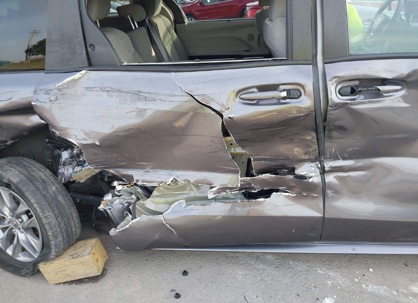 Photo 19 of 2023 Toyota Sienna LE (VIN 5TDBRKEC1PS139431)