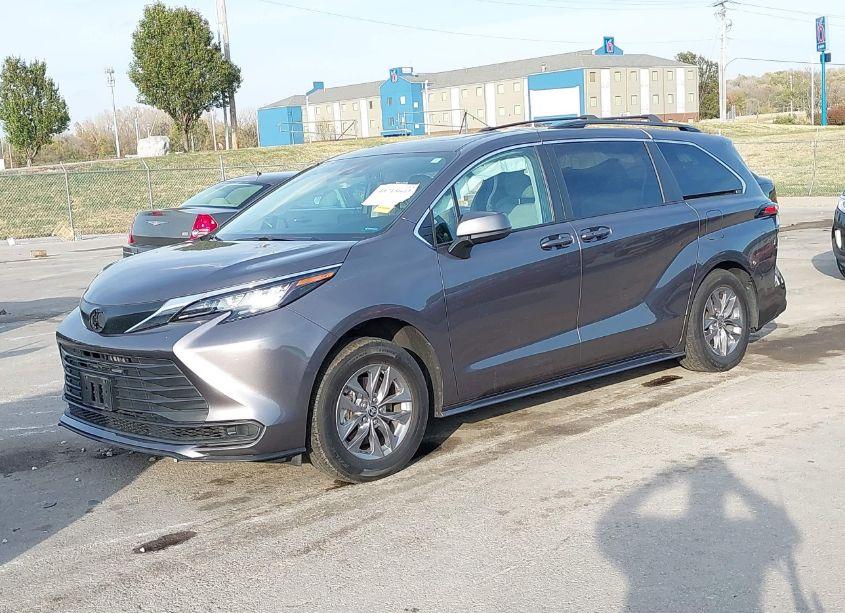 Photo 2 of 2023 Toyota Sienna LE (VIN 5TDBRKEC1PS139431)