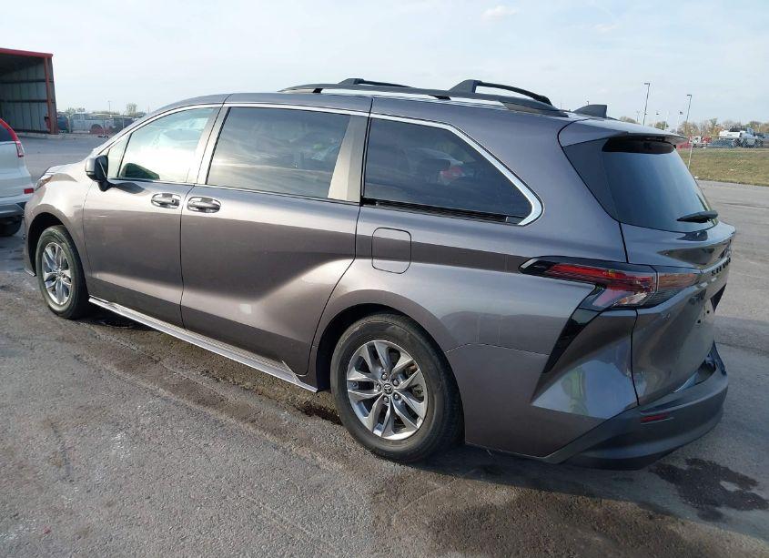 Photo 3 of 2023 Toyota Sienna LE (VIN 5TDBRKEC1PS139431)