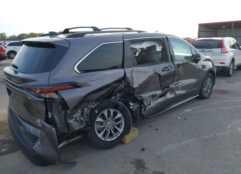 Photo 4 of 2023 Toyota Sienna LE (VIN 5TDBRKEC1PS139431)