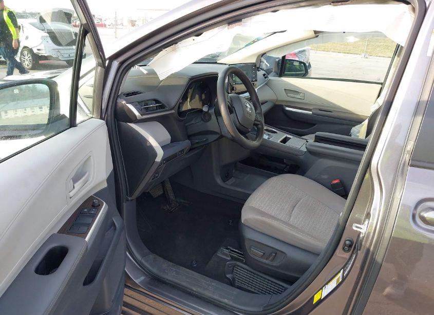 Photo 5 of 2023 Toyota Sienna LE (VIN 5TDBRKEC1PS139431)