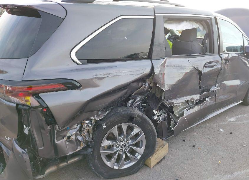 Photo 6 of 2023 Toyota Sienna LE (VIN 5TDBRKEC1PS139431)