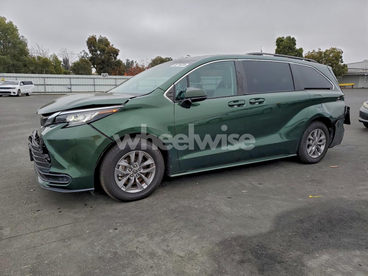 2022 TOYOTA SIENNA LE (VIN 5TDBRKEC2NS117516) main photo