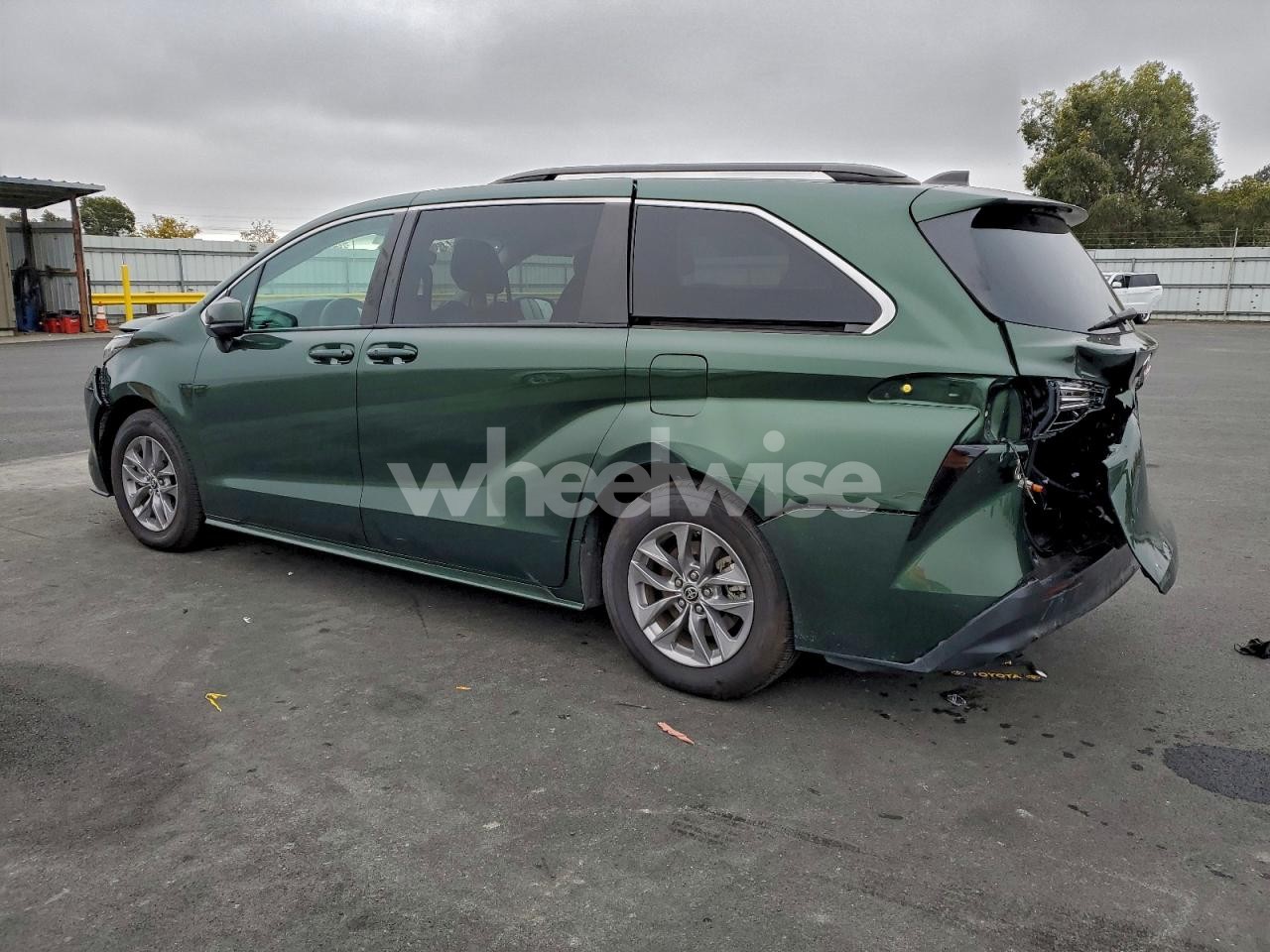 Photo 2 of 2022 TOYOTA SIENNA LE (VIN 5TDBRKEC2NS117516)