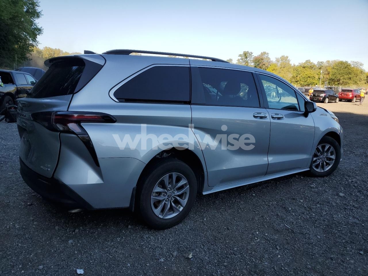 Photo 3 of 2024 TOYOTA SIENNA LE (VIN 5TDBRKEC4RS199724)