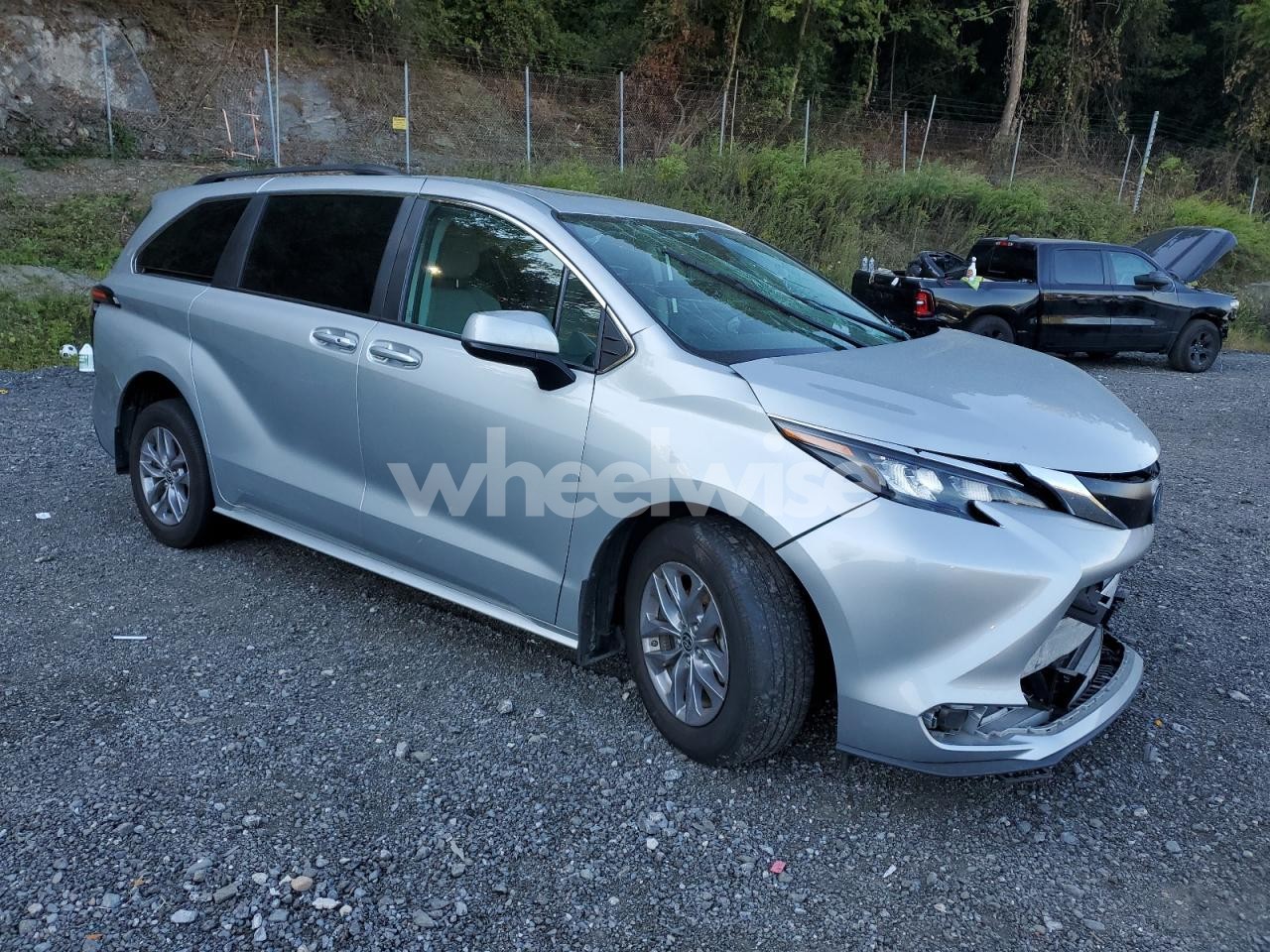 Photo 4 of 2024 TOYOTA SIENNA LE (VIN 5TDBRKEC4RS199724)