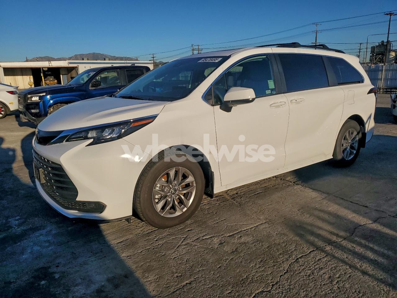 2025 TOYOTA SIENNA LE (VIN 5TDBRKEC4SS255425) main photo