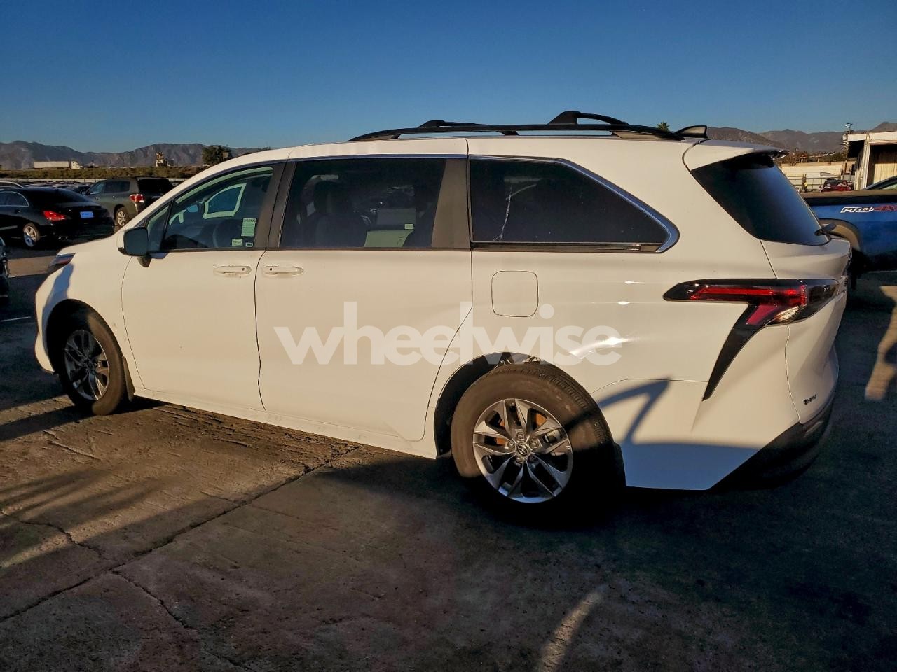 Photo 2 of 2025 TOYOTA SIENNA LE (VIN 5TDBRKEC4SS255425)