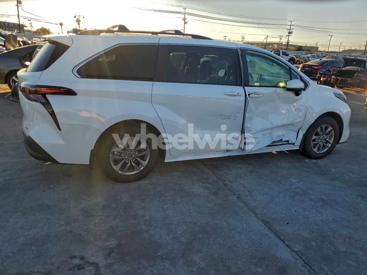 Photo 3 of 2025 TOYOTA SIENNA LE (VIN 5TDBRKEC4SS255425)