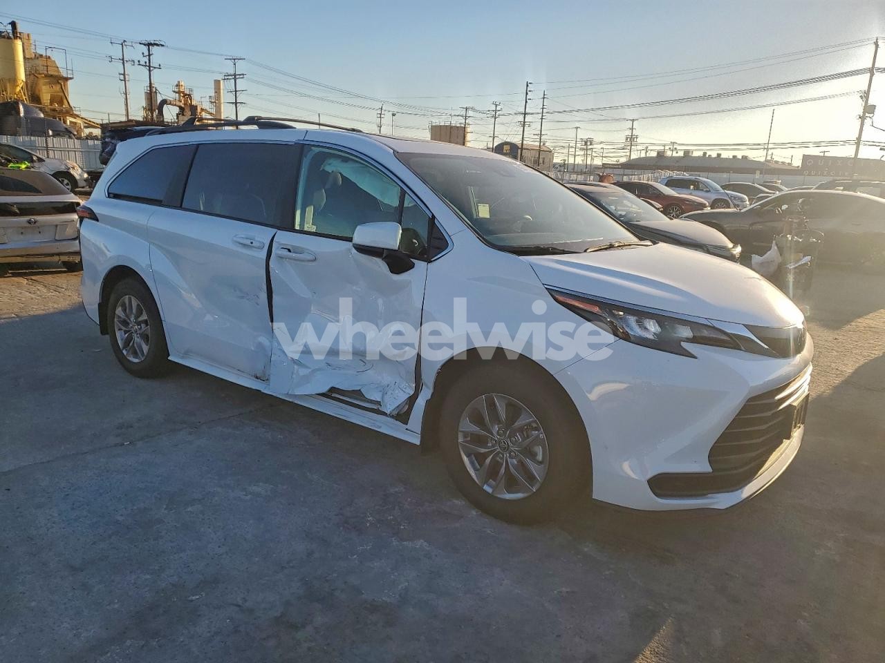 Photo 4 of 2025 TOYOTA SIENNA LE (VIN 5TDBRKEC4SS255425)