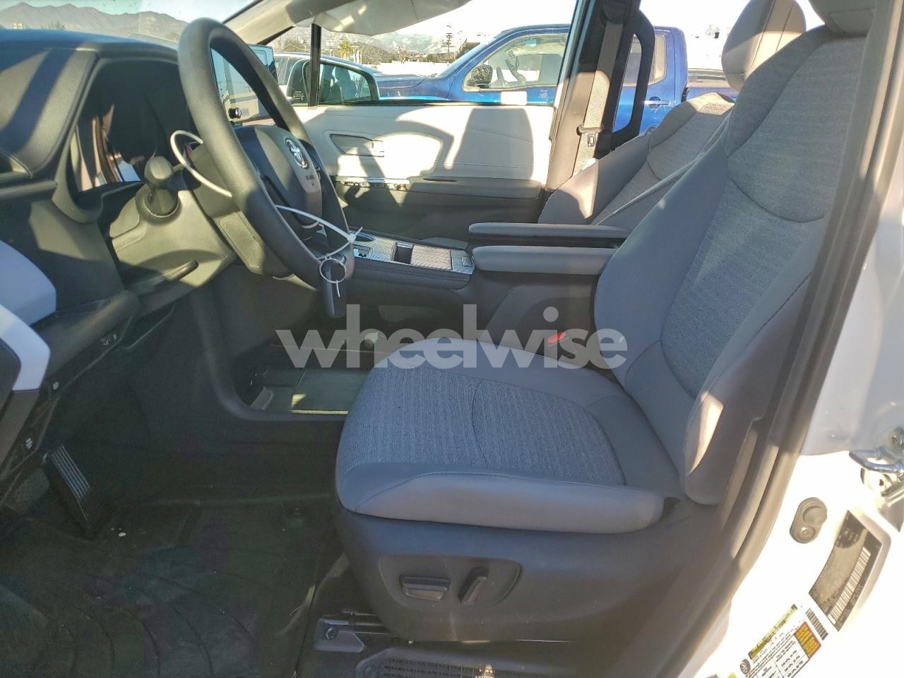 Photo 7 of 2025 TOYOTA SIENNA LE (VIN 5TDBRKEC4SS255425)
