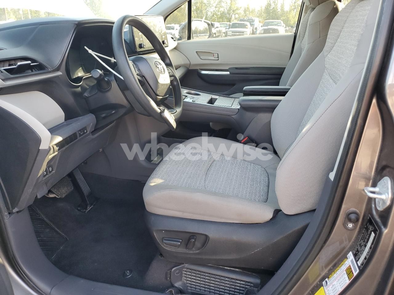 Photo 7 of 2023 TOYOTA SIENNA LE (VIN 5TDBRKEC5PS179124)