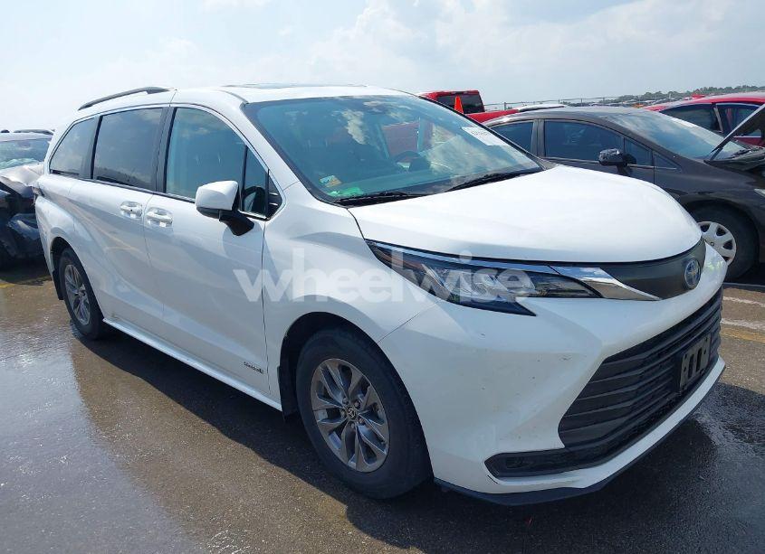 2021 Toyota Sienna LE (VIN 5TDBRKEC8MS035577) main photo