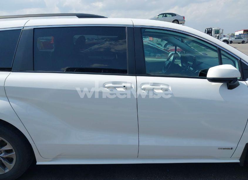 Photo 13 of 2021 Toyota Sienna LE (VIN 5TDBRKEC8MS035577)