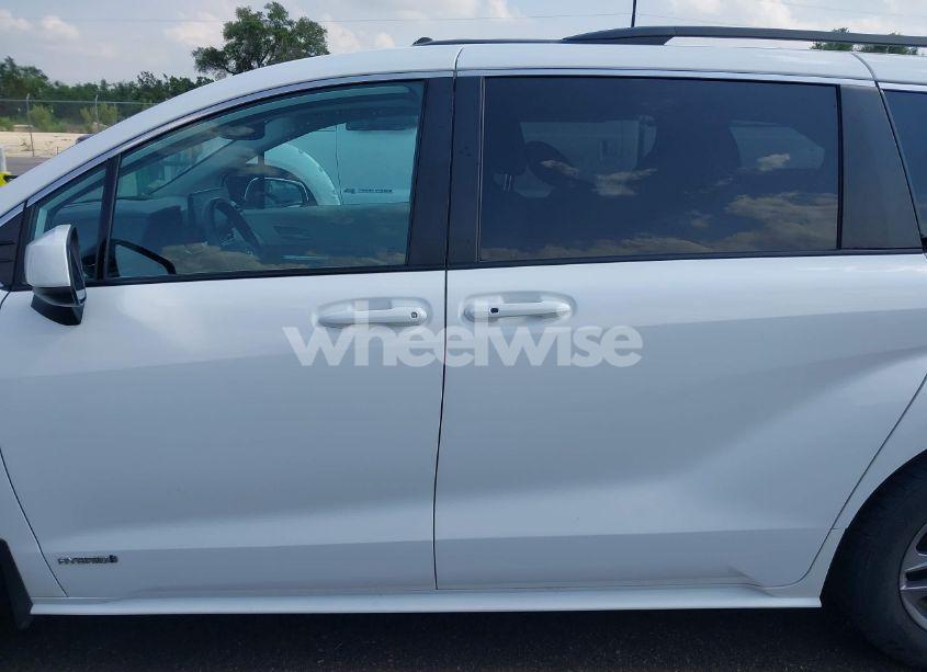 Photo 14 of 2021 Toyota Sienna LE (VIN 5TDBRKEC8MS035577)