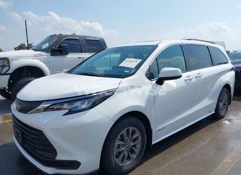 Photo 2 of 2021 Toyota Sienna LE (VIN 5TDBRKEC8MS035577)