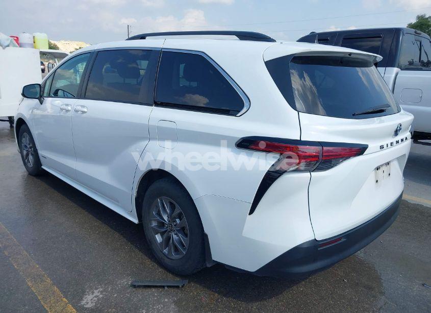 Photo 3 of 2021 Toyota Sienna LE (VIN 5TDBRKEC8MS035577)