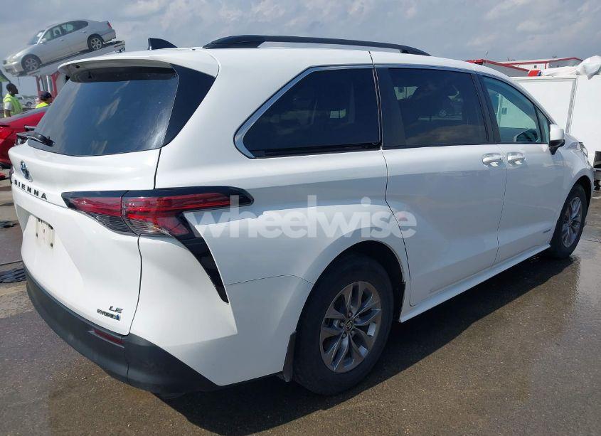 Photo 4 of 2021 Toyota Sienna LE (VIN 5TDBRKEC8MS035577)
