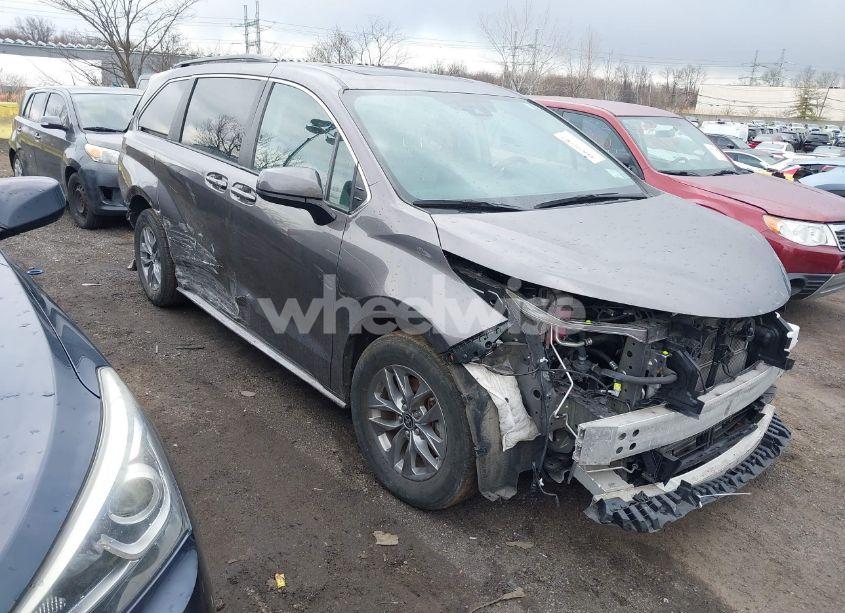 2022 Toyota Sienna LE (VIN 5TDBRKEC8NS091617) main photo