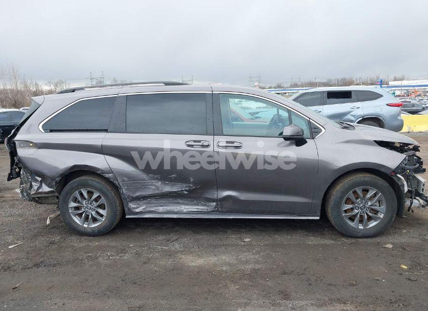 Photo 13 of 2022 Toyota Sienna LE (VIN 5TDBRKEC8NS091617)