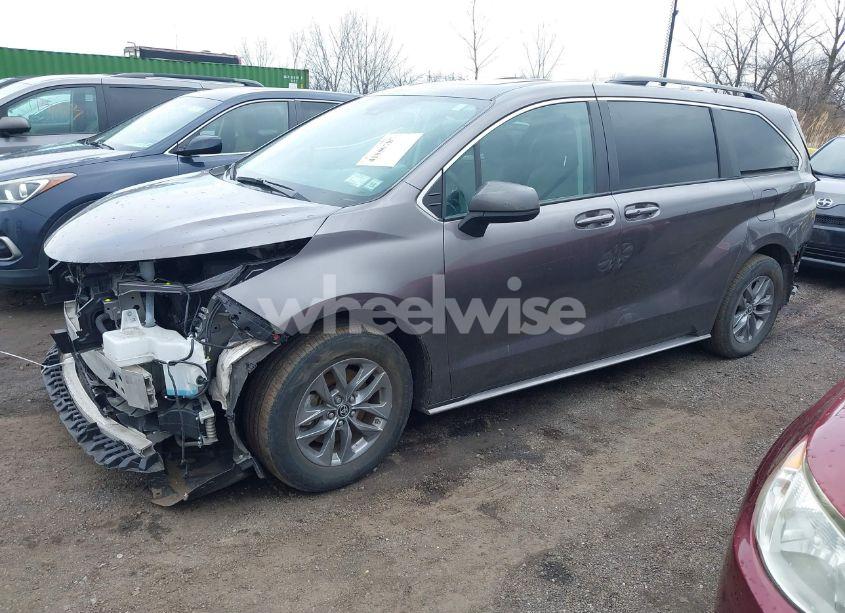 Photo 2 of 2022 Toyota Sienna LE (VIN 5TDBRKEC8NS091617)