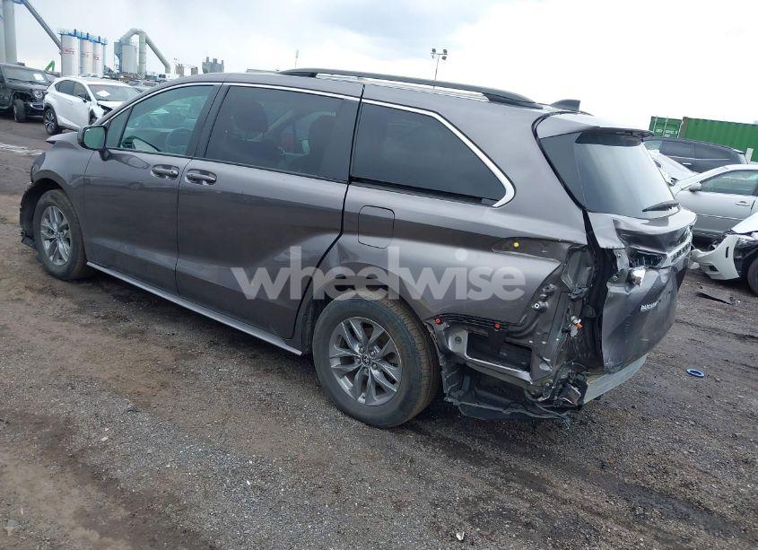 Photo 3 of 2022 Toyota Sienna LE (VIN 5TDBRKEC8NS091617)