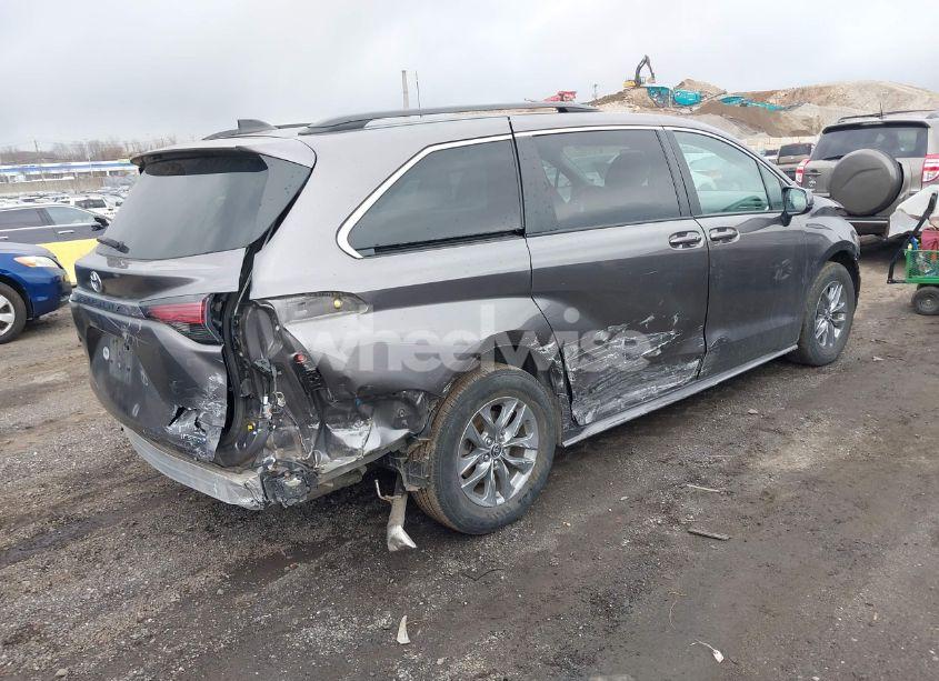 Photo 4 of 2022 Toyota Sienna LE (VIN 5TDBRKEC8NS091617)