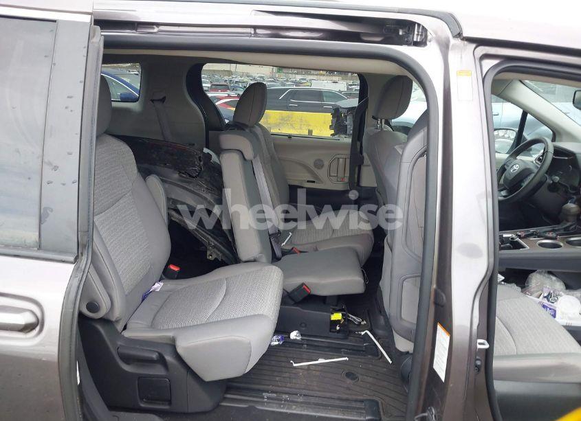 Photo 8 of 2022 Toyota Sienna LE (VIN 5TDBRKEC8NS091617)