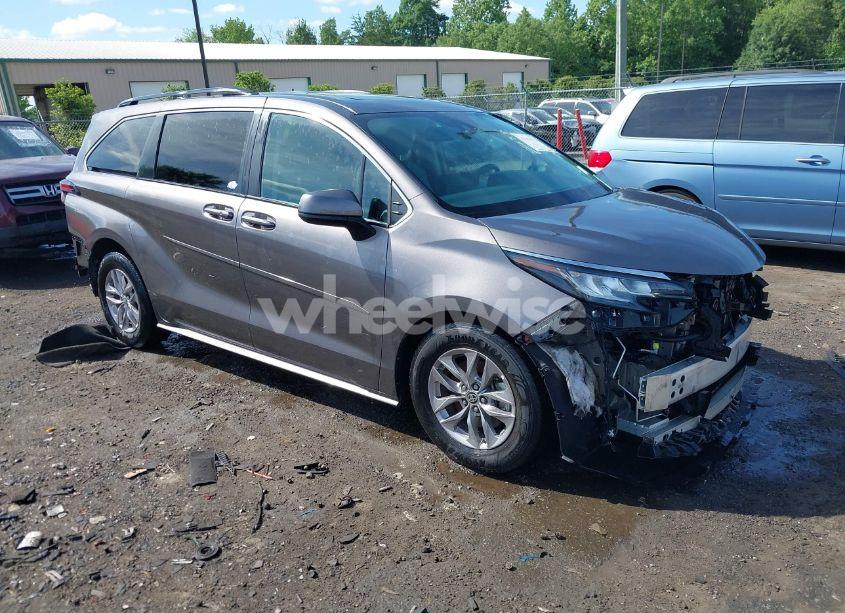 2022 Toyota Sienna LE (VIN 5TDBSKFC1NS049616) main photo