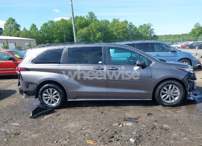 Photo 14 of 2022 Toyota Sienna LE (VIN 5TDBSKFC1NS049616)