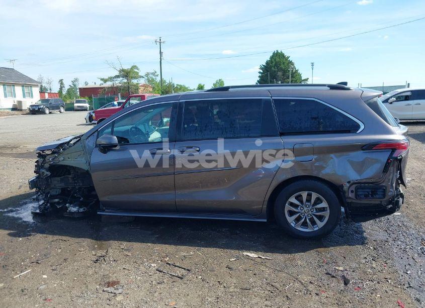 Photo 15 of 2022 Toyota Sienna LE (VIN 5TDBSKFC1NS049616)
