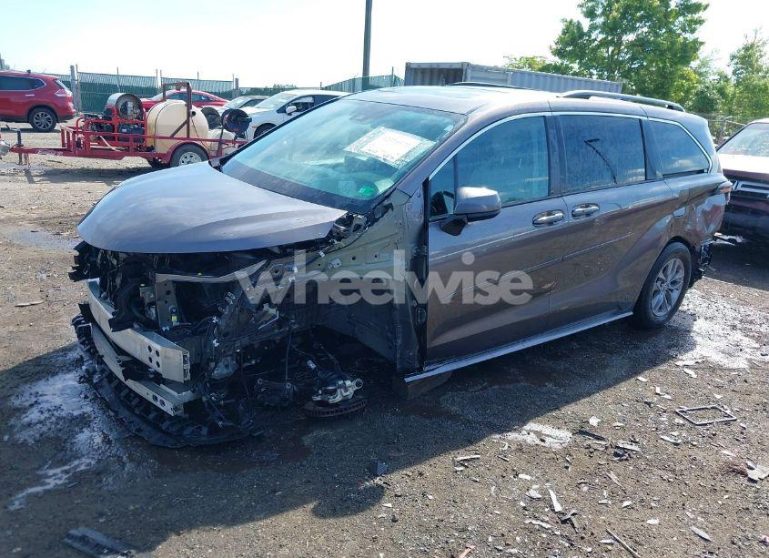 Photo 2 of 2022 Toyota Sienna LE (VIN 5TDBSKFC1NS049616)