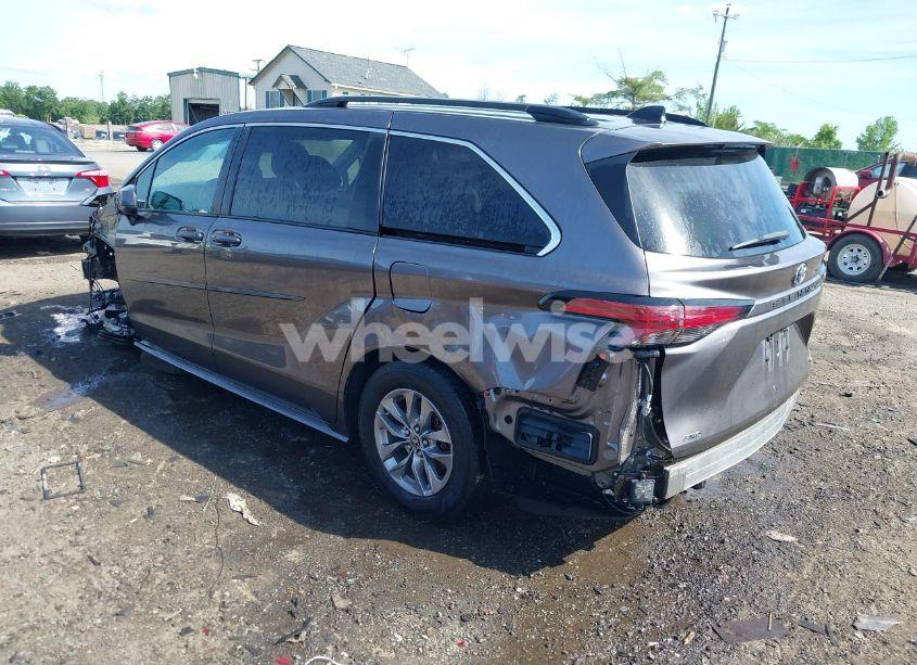 Photo 3 of 2022 Toyota Sienna LE (VIN 5TDBSKFC1NS049616)