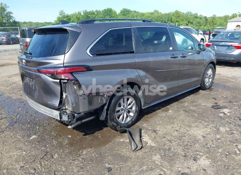 Photo 4 of 2022 Toyota Sienna LE (VIN 5TDBSKFC1NS049616)
