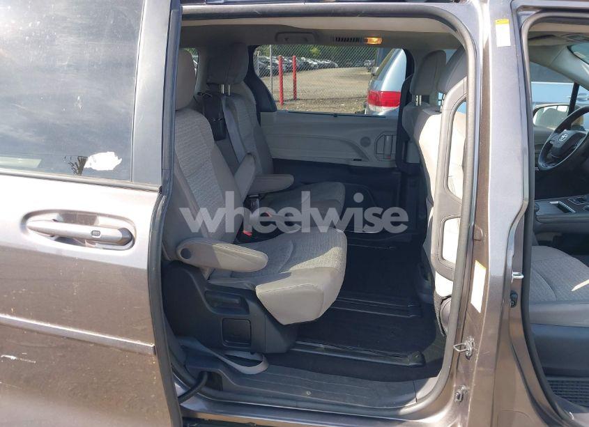 Photo 8 of 2022 Toyota Sienna LE (VIN 5TDBSKFC1NS049616)