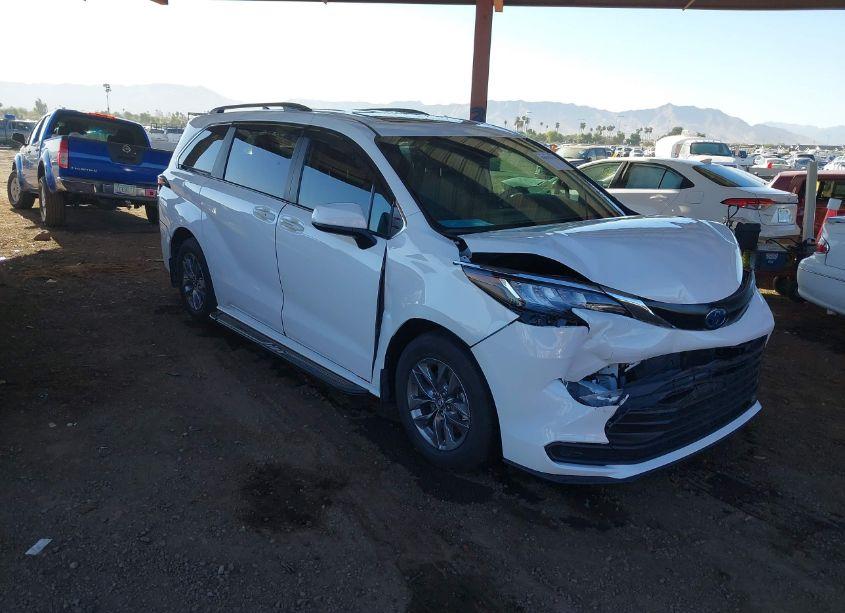 2023 Toyota Sienna LE (VIN 5TDBSKFC4PS100903) main photo