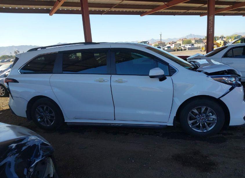 Photo 13 of 2023 Toyota Sienna LE (VIN 5TDBSKFC4PS100903)