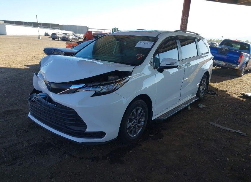 Photo 2 of 2023 Toyota Sienna LE (VIN 5TDBSKFC4PS100903)