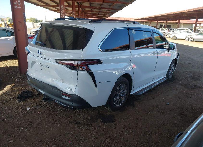 Photo 4 of 2023 Toyota Sienna LE (VIN 5TDBSKFC4PS100903)