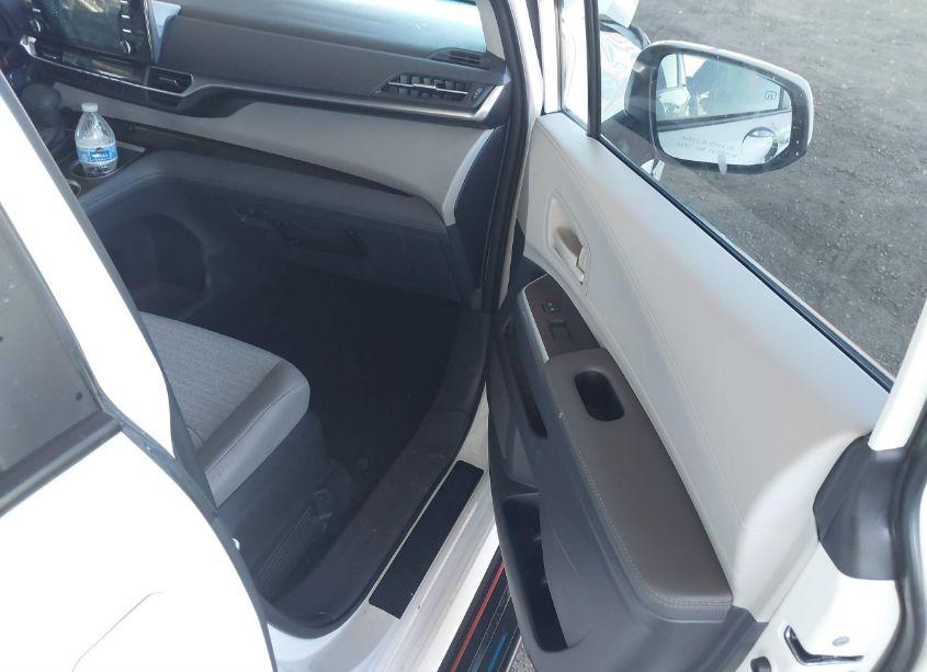 Photo 5 of 2023 Toyota Sienna LE (VIN 5TDBSKFC4PS100903)