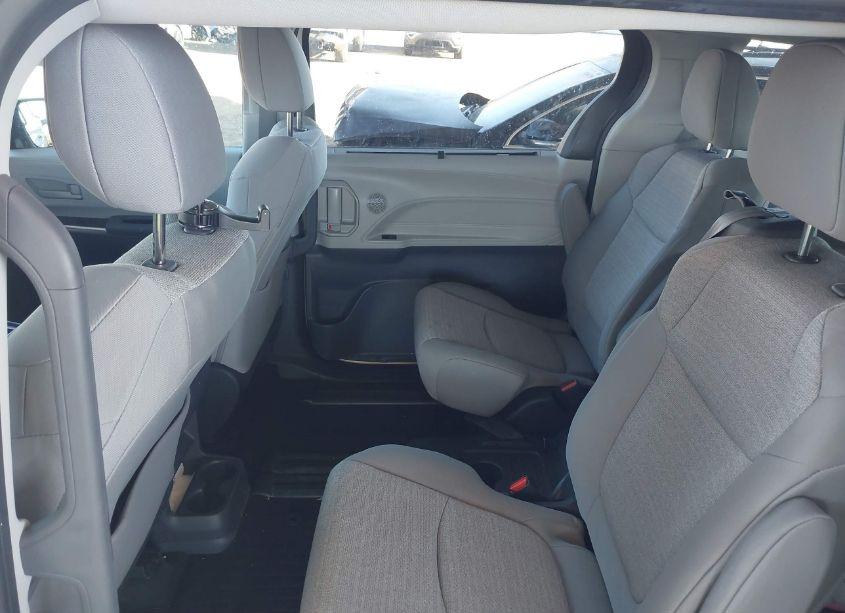 Photo 8 of 2023 Toyota Sienna LE (VIN 5TDBSKFC4PS100903)