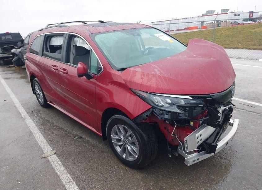 2024 Toyota Sienna LE (VIN 5TDBSKFC5RS145965) main photo