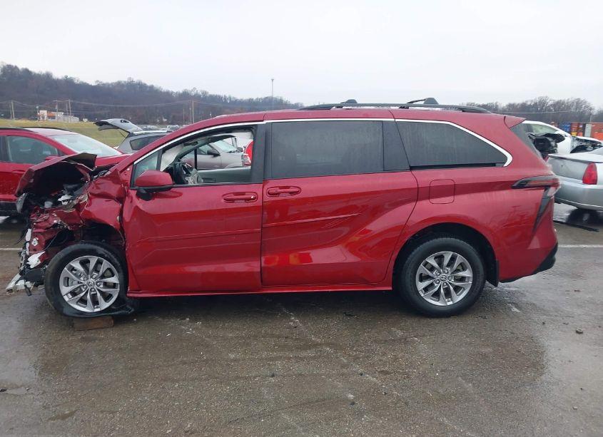 Photo 14 of 2024 Toyota Sienna LE (VIN 5TDBSKFC5RS145965)