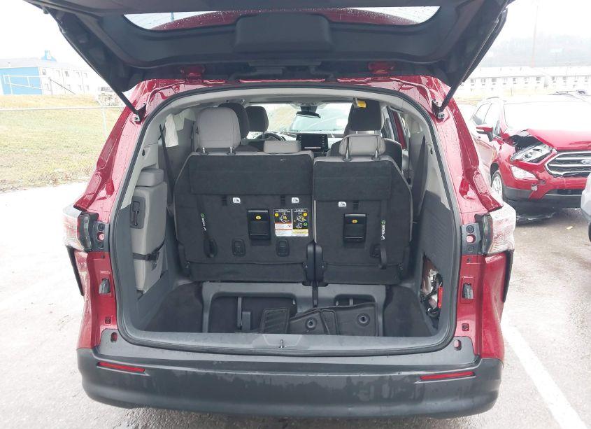 Photo 17 of 2024 Toyota Sienna LE (VIN 5TDBSKFC5RS145965)