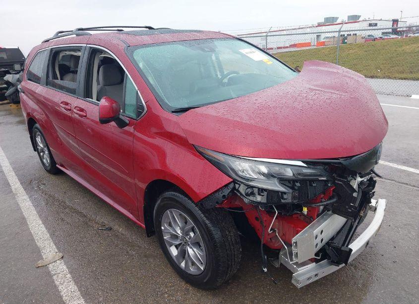 Photo 18 of 2024 Toyota Sienna LE (VIN 5TDBSKFC5RS145965)