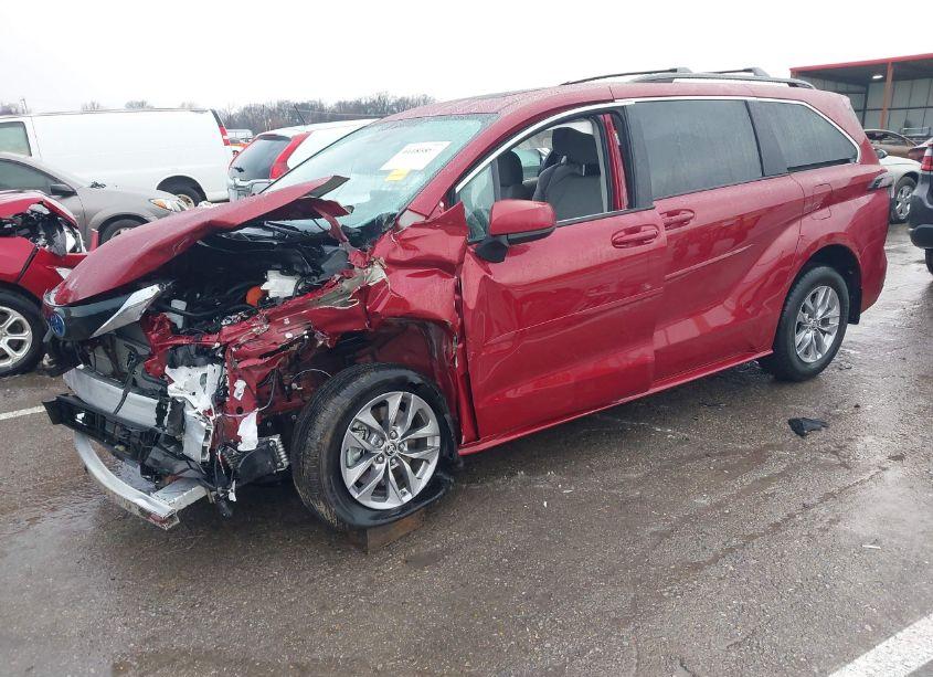 Photo 2 of 2024 Toyota Sienna LE (VIN 5TDBSKFC5RS145965)